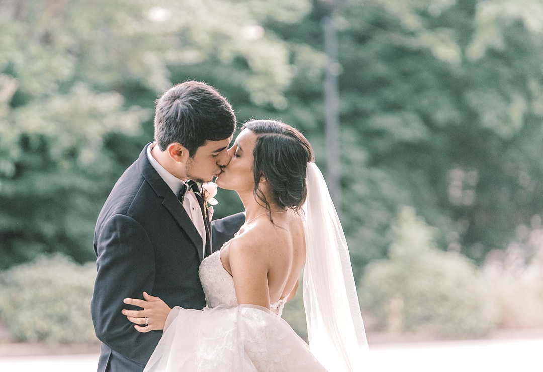 greenville sc wedding at commerce club wedding photography bride and groom kissing downtown greenville